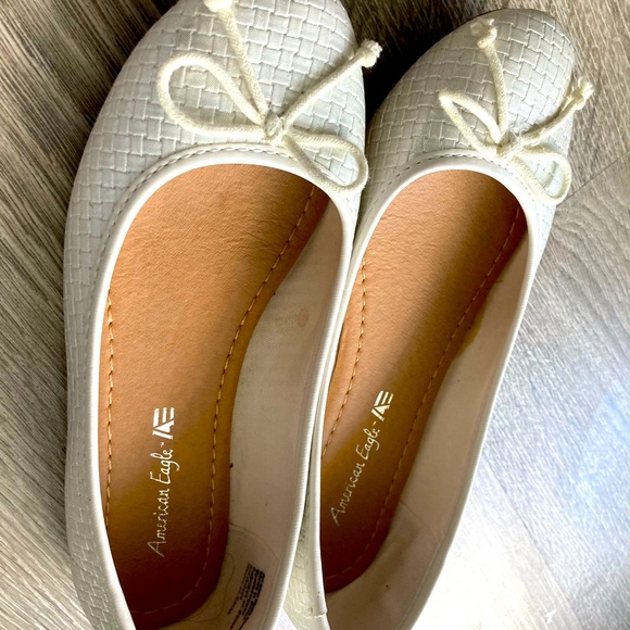 White shoes ballet style w/ bow - Picture 2 of 7